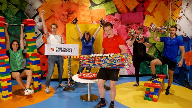 Het team dat de Gym van LEGO® stenen voor Stan Browney gebouwd heeft met o.a. Marcel de Jong van THE POWER OF BRICKS