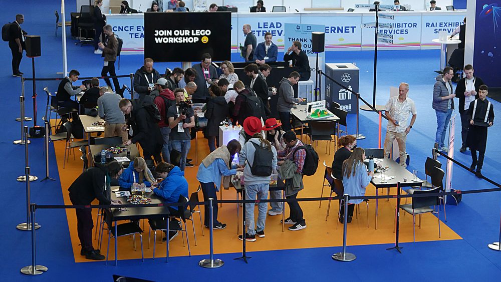 THE POWER OF BRICKS in actie op Kubecon