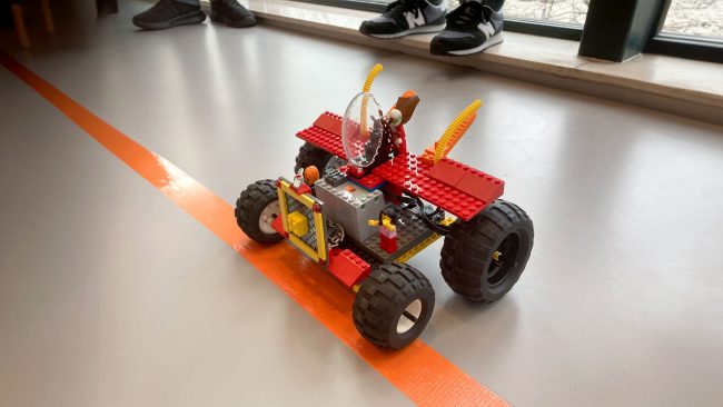 Een van de afstandbestuurbare zeepkisten en/of karts gemaakt van LEGO® bouwstenen en -motoren