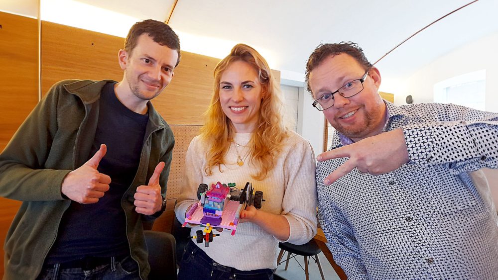 Het winnende team van een zeepkistenrace met hun zeepkist