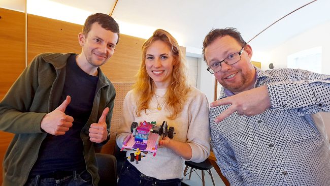 Het winnende team van een zeepkistenrace met hun zeepkist