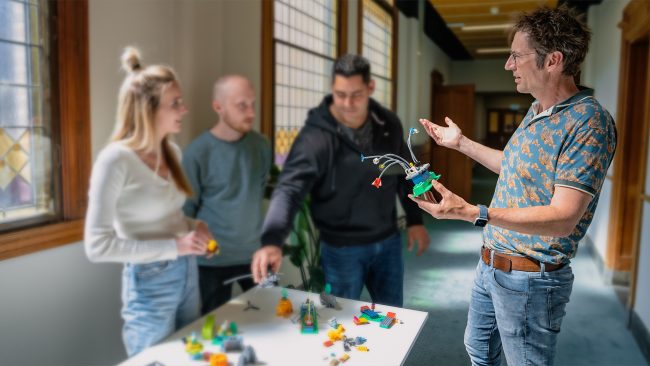 Marcel de Jong tijdens een workshop met LEGO® SERIOUS PLAY® methode met deelnemers