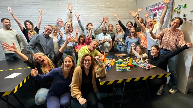 Een grote groep deelnemers aan een Team Challenge