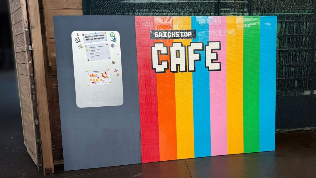 De magneetmuur naast de kleurrijke bouwsteenmuur van het BRICKSTOP CAFE