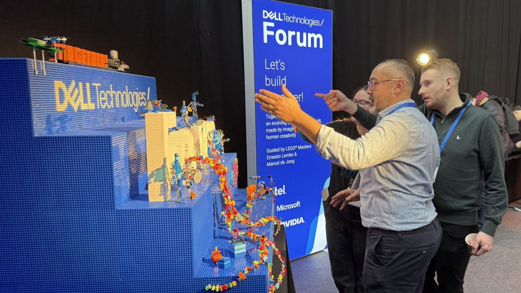 Brick artist Ernesto Lemke with some participants who build something on the DELL Technologies/ Forum artwork with THE POWER OF BRICKS