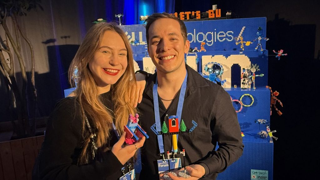 Participants who build something on the DELL Technologies/ Forum artwork with THE POWER OF BRICKS