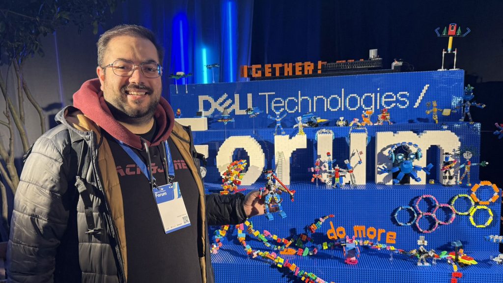 Participants who build something on the DELL Technologies/ Forum artwork with THE POWER OF BRICKS