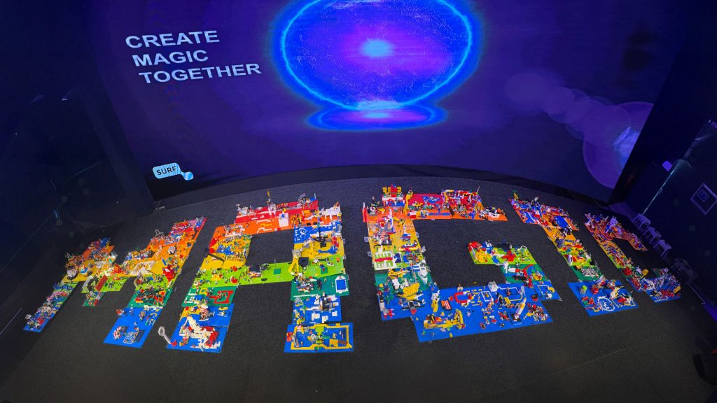 De MAGIC van SURF op het podium, 10 meter breed, 2 meter hoog, 183 bouwplaten dor 83 teams en 4 directeuren