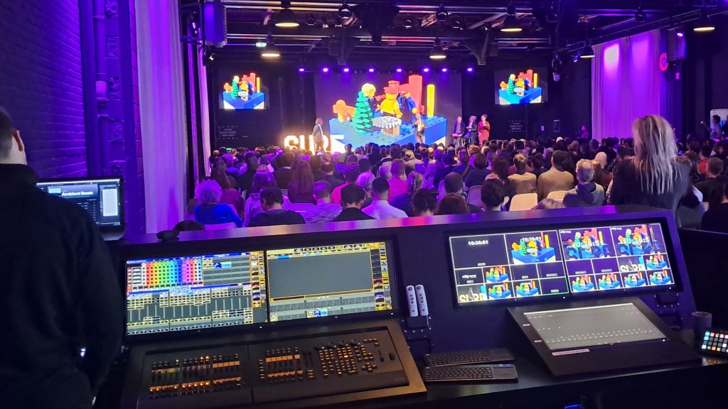 De directeuren on stage mey hun LEGO® bouwsels op de achtergrond