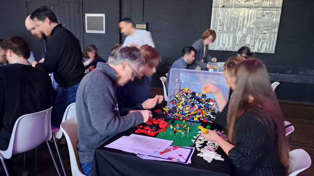 Deelnemers die de magie van SURF bouwen