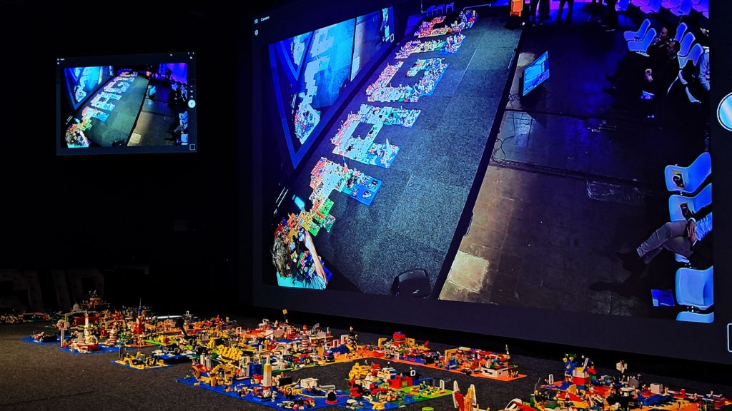 De magie van SURF on stage: 10 meter breed, 2 meter hoog, gebouwd door 450 medewerkers