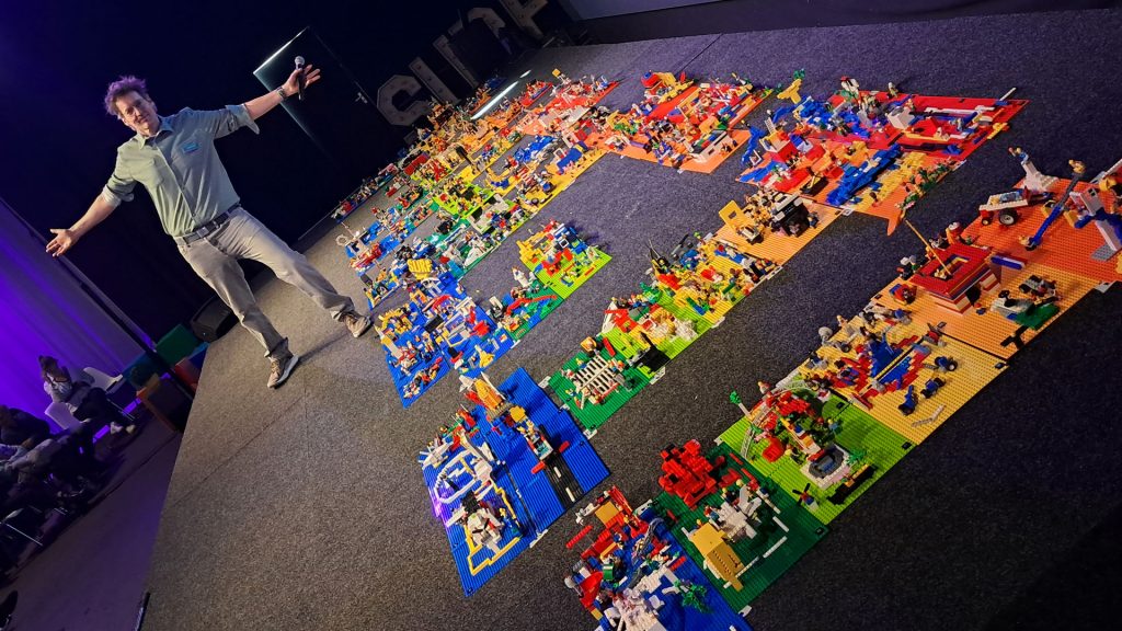 De magie van SURF on stage: 10 meter breed, 2 meter hoog, gebouwd door 450 medewerkers