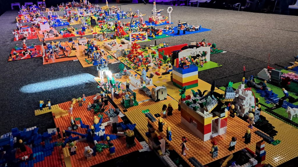 De magie van SURF on stage: 10 meter breed, 2 meter hoog, gebouwd door 450 medewerkers