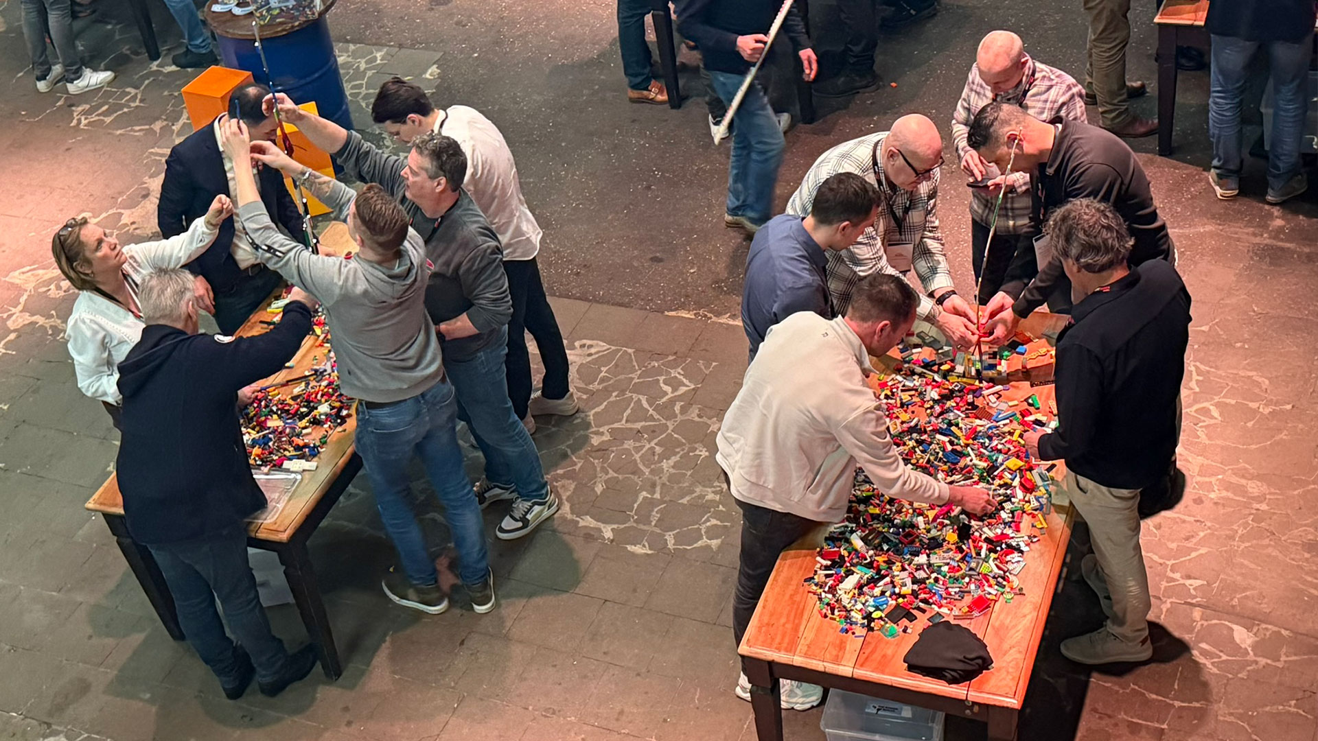 Welk team bouwt de hoogste toren tijdens de Brick Games van THE POWER OF BRICKS?